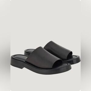 NWT Salvatore Ferragamo's 'Giunone' slides in Black Size 7.5